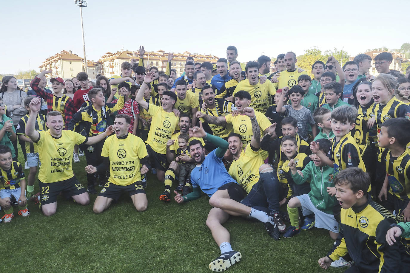 Otra foto para el recuerdo de jugadores y aficionados del equipo aurinegro.