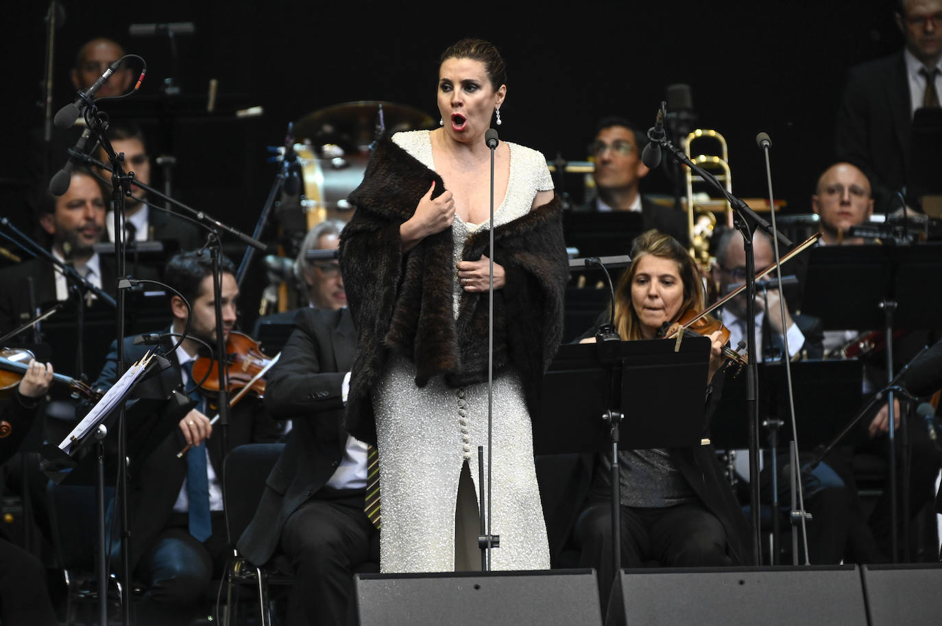 Sabina Puértolas durante su recital en Liébana.