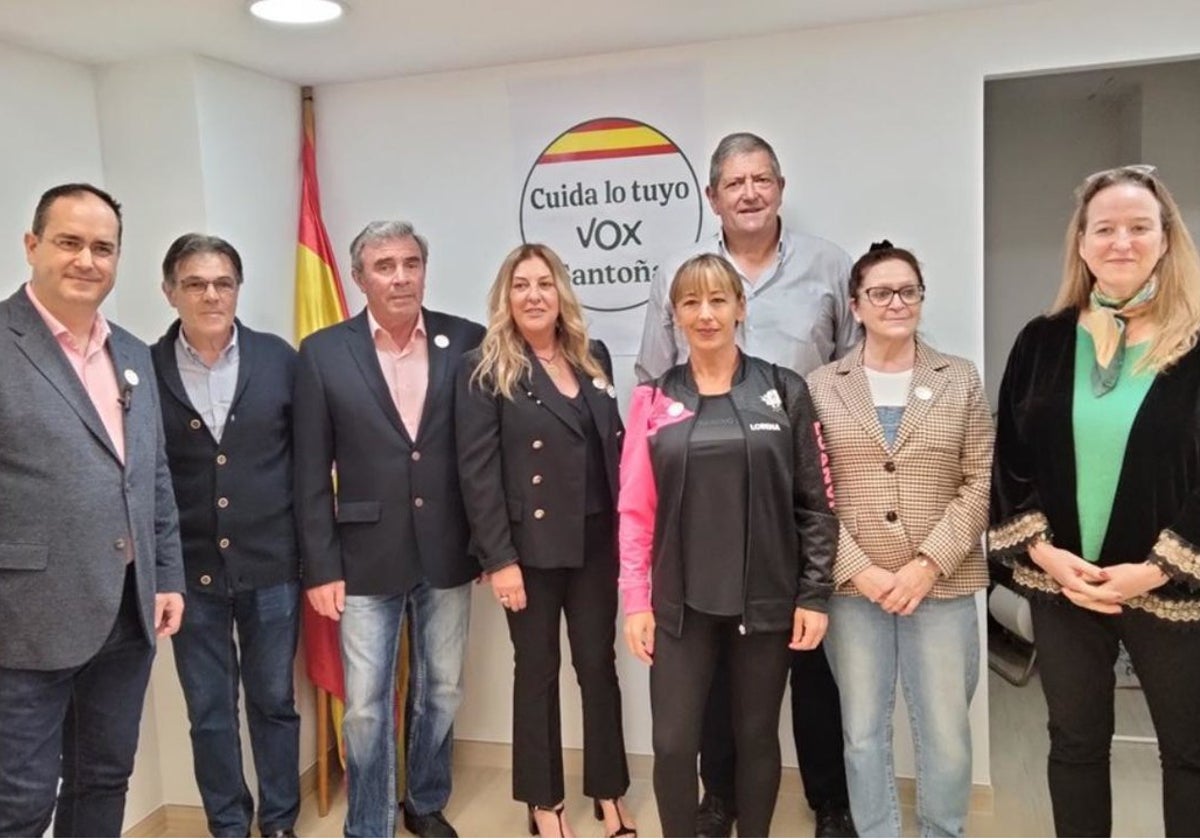 Integrantes de Vox en Santoña con el candidato a la Alcaldía, Salvador Sarabia, a la izquierda y la candidata del partido a la Presidencia del Gobierno regional, Leticia Díaz, a la derecha.