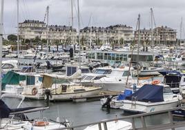 Marina del Cantábrico es uno de los puertos deportivos más grandes del norte de España, con más de un millar de atraques.