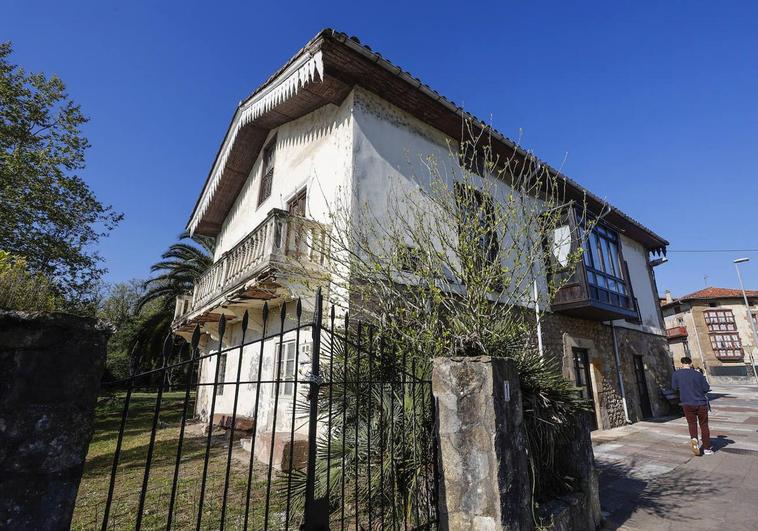 La casa, con cerca de un siglo de antiguedad, se ubica en Torres, junto a la casa natal del poeta José Luis Hidalgo.