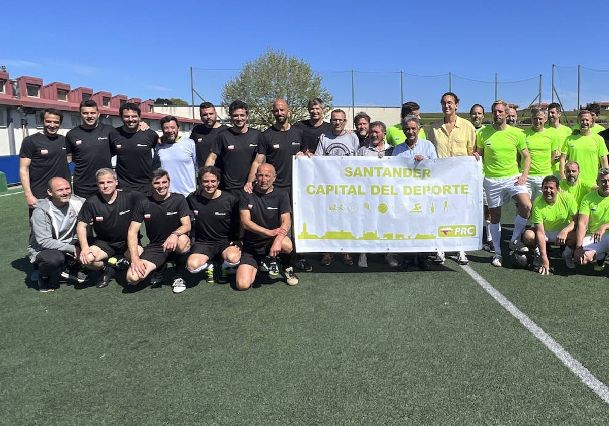 Foto de familia de los dos equipos, con el presidente Miguel Ángel Revilla, en el centro.