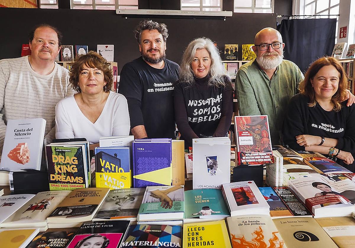 De izquierda a derecha, Emmanuel Gimeno, Pilar Chato, Álvaro del Rincón, María Rivero, Paco Gómez y Carmen Alquegui, integrantes de La Vorágine.