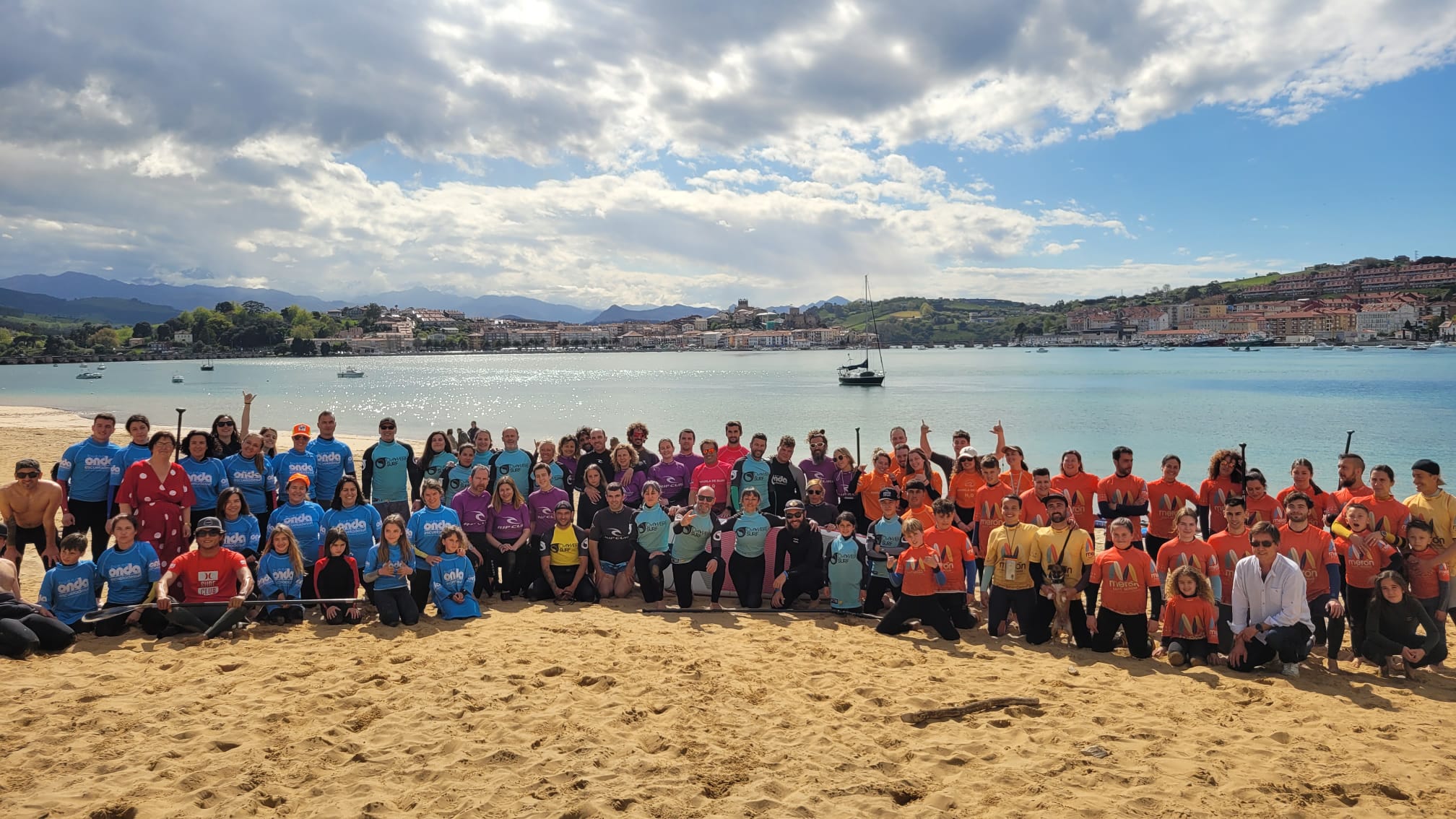 Los participantes en la Playa del Tostadero antes de iniciar el recorrido.