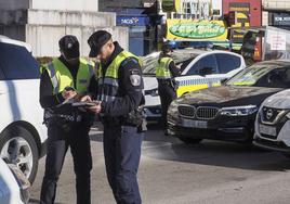 Agentes de la Policía Local de Santander durante un control de tráfico.