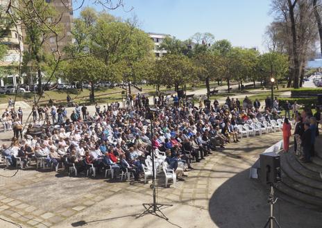 Imagen secundaria 1 - Público asistente y Gema Igual junto a María José Saénz de Buruaga.