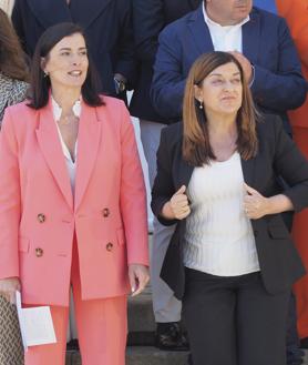 Imagen secundaria 2 - Público asistente y Gema Igual junto a María José Saénz de Buruaga.