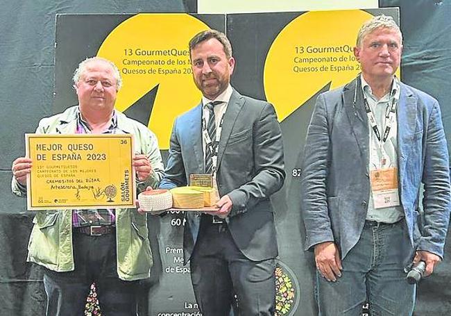 Juan Rubén Alameda, director comercial de Naturser, Antonio González, director de producción, y José Luis Martín, director del concurso, en la entrega del premio.