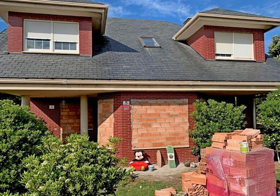 Vivienda de Cerrias, con las ventanas y las puertas tapiadas con ladrillos para evitar la entrada de okupas.