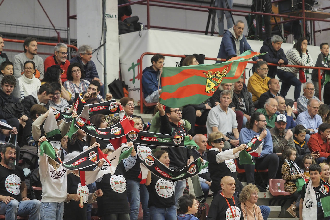 El público no dejó de animar a un Grupo Alega que remontó hasta 16 puntos al equipo coruñés.