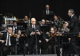 El tenor catalán Josep Carreras, ayer, durante la interpretación de uno de los temas junto a la orquesta Andrés Segovia.