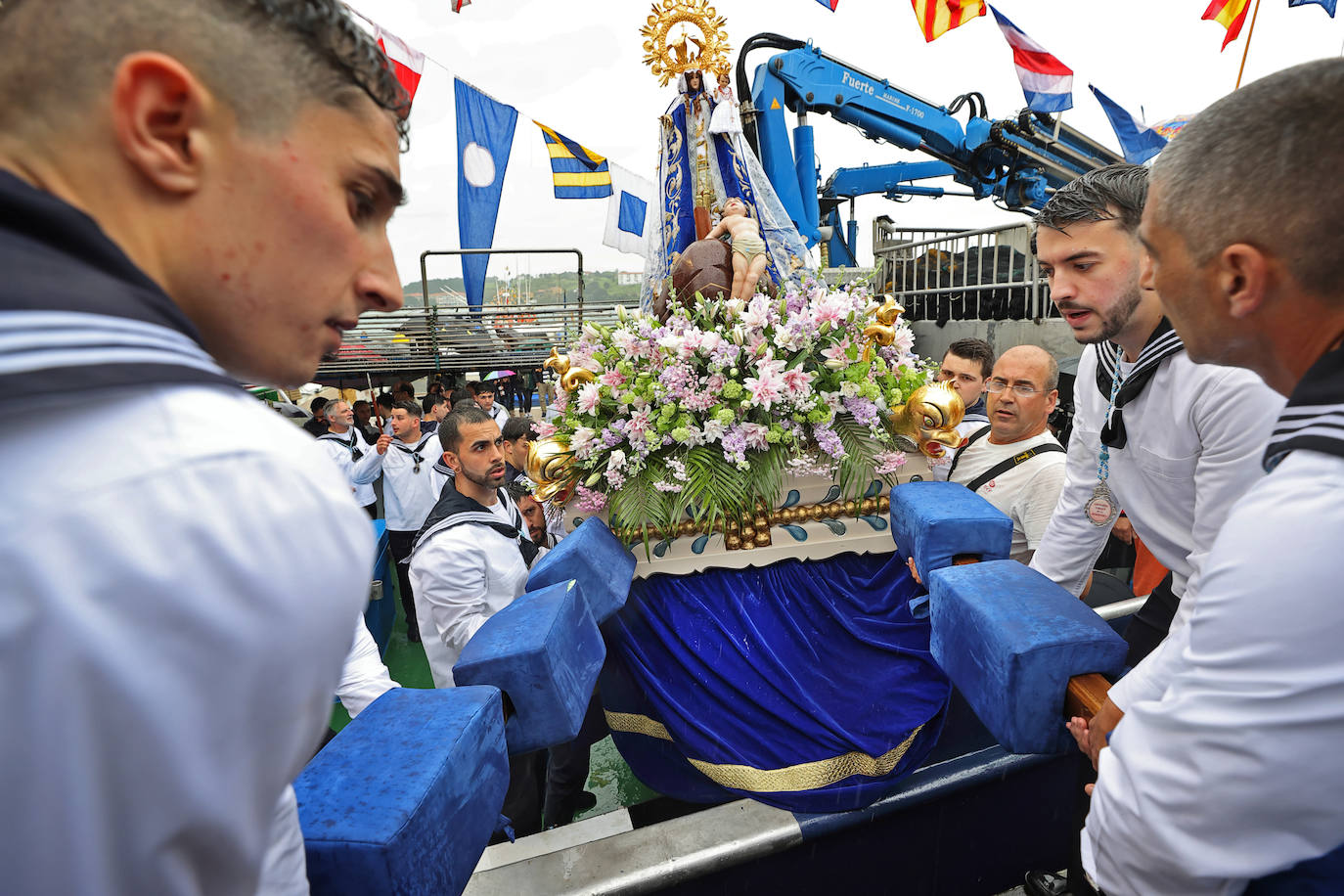 Los picayos embarcando a la Virgen en el pesquero Mar Gloria.