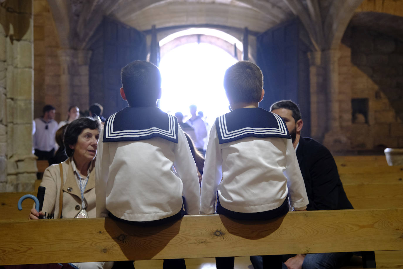 Muchos niños también vestidos con el tradicional traje marinero participaron en la fiesta