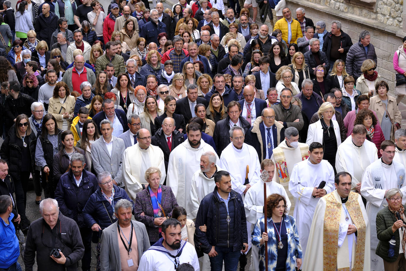 La imagen de la Virgen estuvo acompañada por numerosas autoridades civiles y religosas.