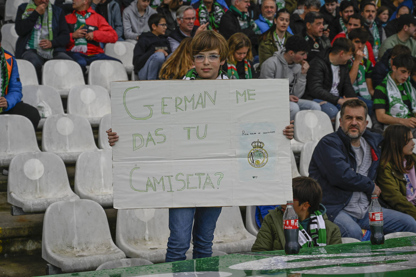 Un joven aficionado antes de comenzar el partido.