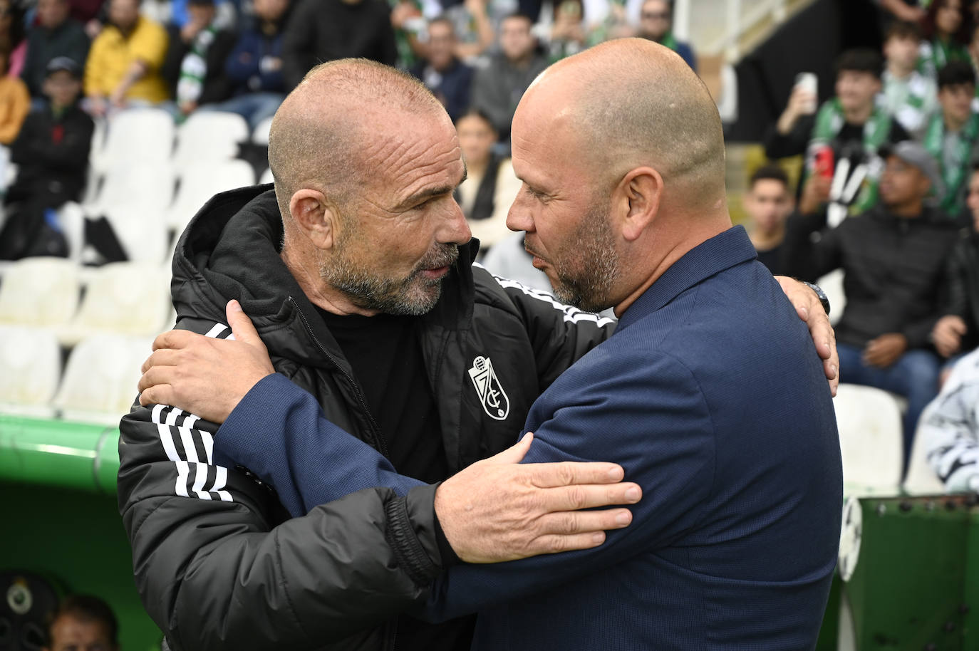 Paco López y José Alberto López, entrenadores de Granada y Racing, se saludan antes de comenzar el partido.