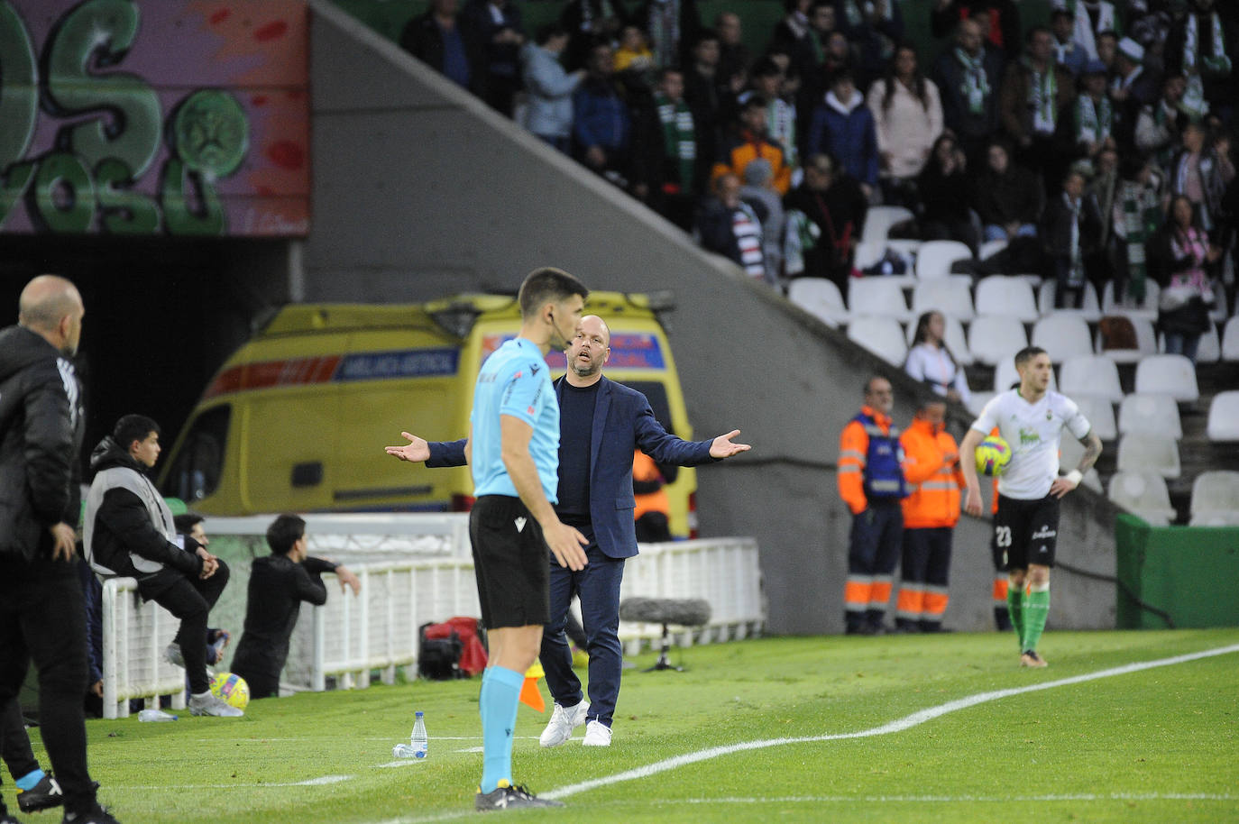 José Alberto protesta una decisión arbitral.