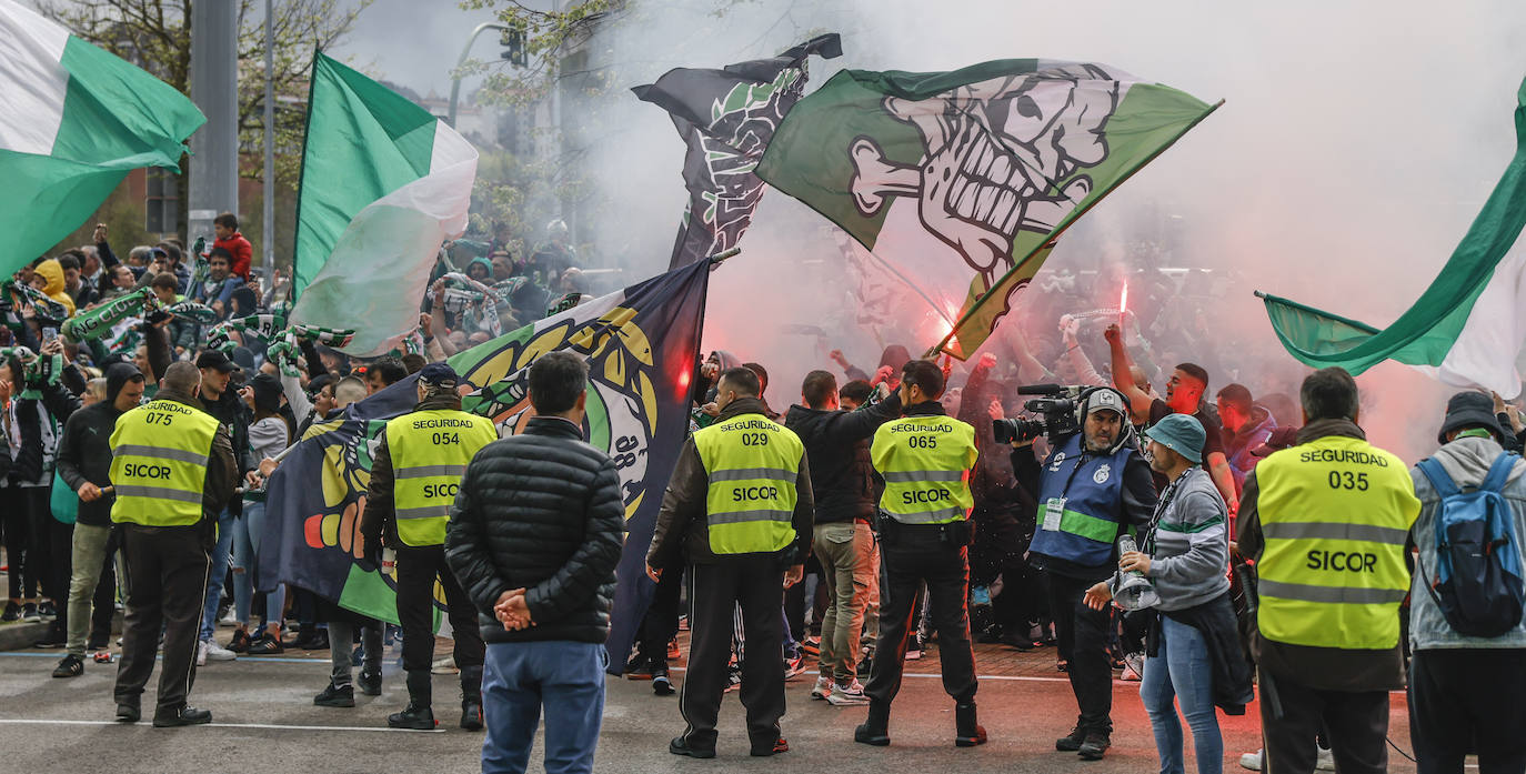 Las banderas de las diferentes peñas al llegar a los Campos de Sport.