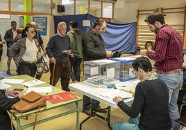 Un grupo de ciudadanos, en una mesa electoral en los últimos comicios celebrados.