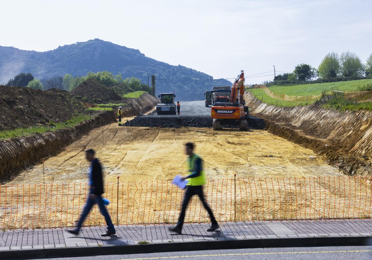 Imagen del avance de las obras de urbanización del sector del nuevo Alisal, hacia Adarzo.