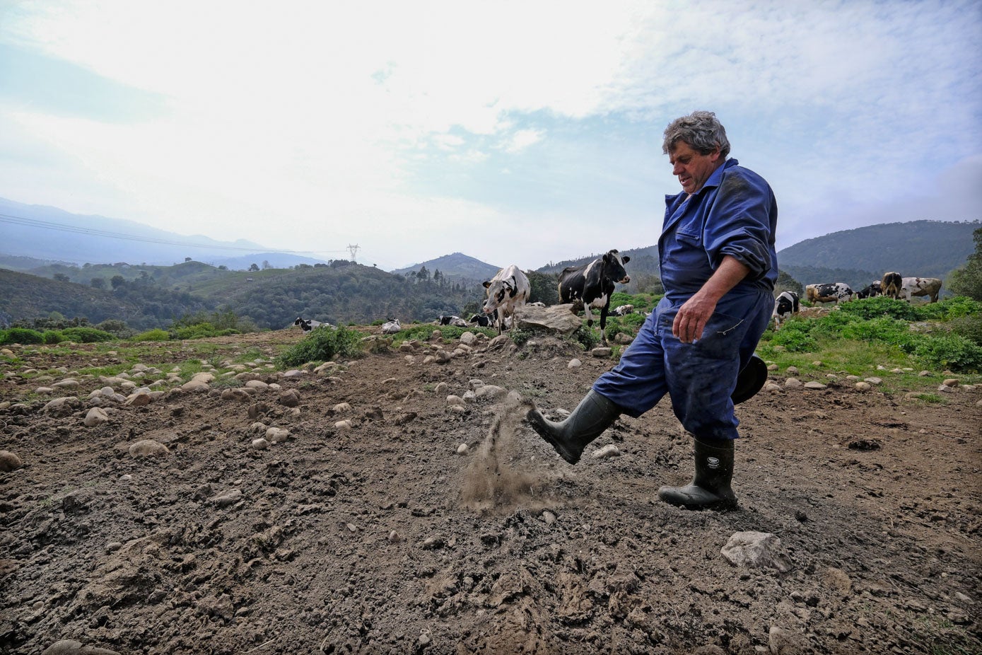 Alberto Antonio Ortega da una patada al suelo para mostrar lo seco que está el terreno.