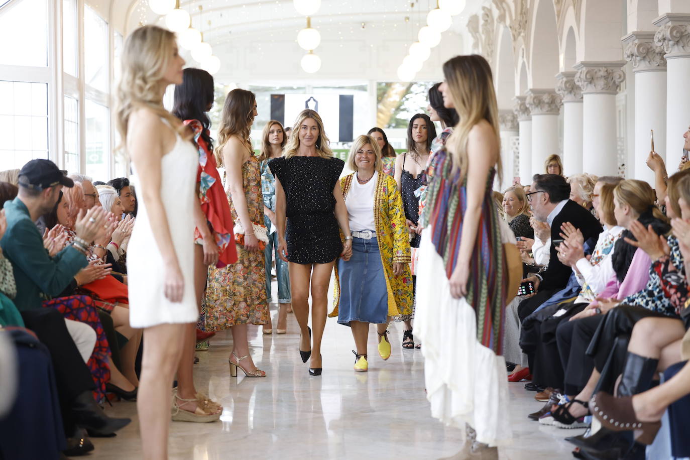 Las diseñadoras santanderinas Zoa Madrazo y Lidia Arpide, con sus firmas 'My Closet' y 'DDDaniela', tras su desfile.