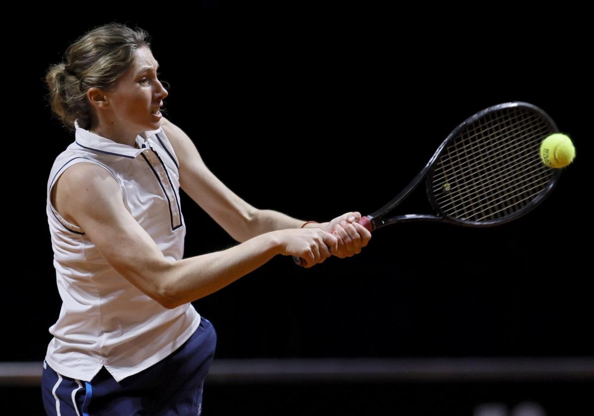 Cristina Bucsa devuelve una bola con su revés en el encuentro ante Badosa en Stuttgart.