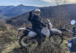 Alberto de Argüeso, con su moto en una salida por el monte.