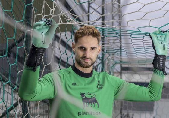 Jokin Ezkieta posa en la portería de La Albericia, donde entrenó por primera vez tras ser titular en Liga.