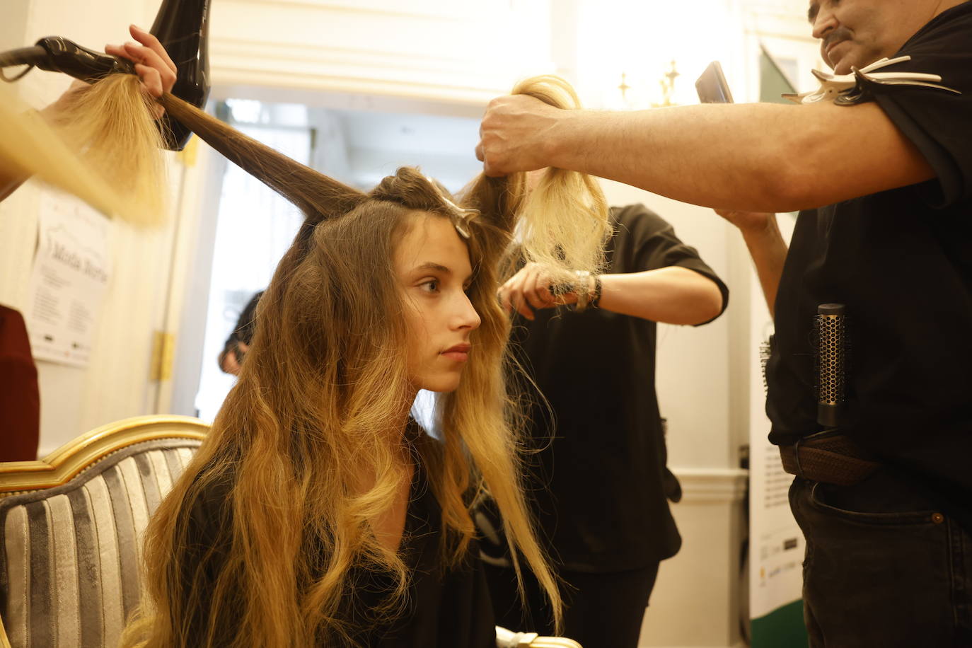 María Fernanda Pardo durante la sesión de peluquería. La modelo representó a Cantabria de Miss Grand Spain en 2021. 