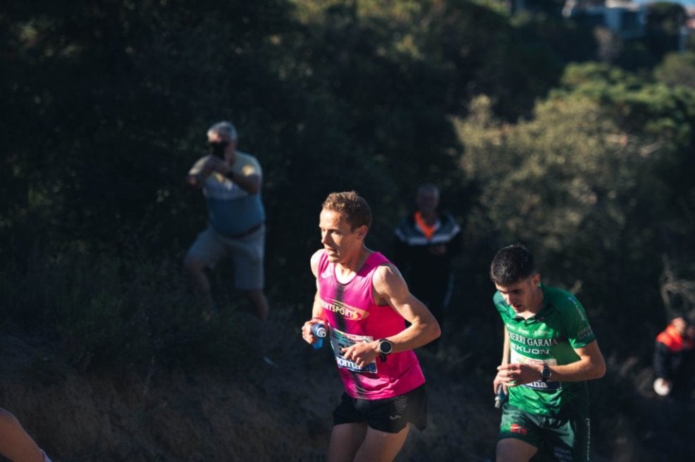 Jonatan Arobes (Independiente), en primer término, durante la prueba de Lloret de Mar.