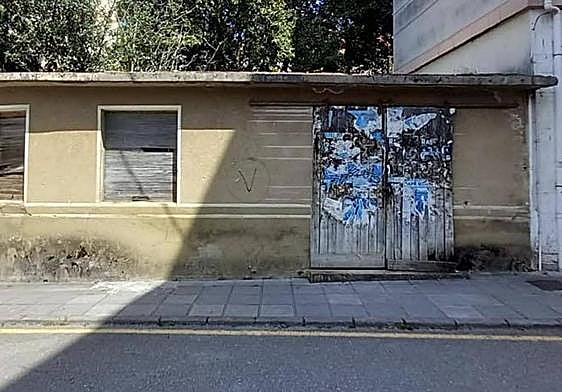 El local se sitúa junto a la plaza de toros de la Nogalera y frente a la bolera de pasabolo.