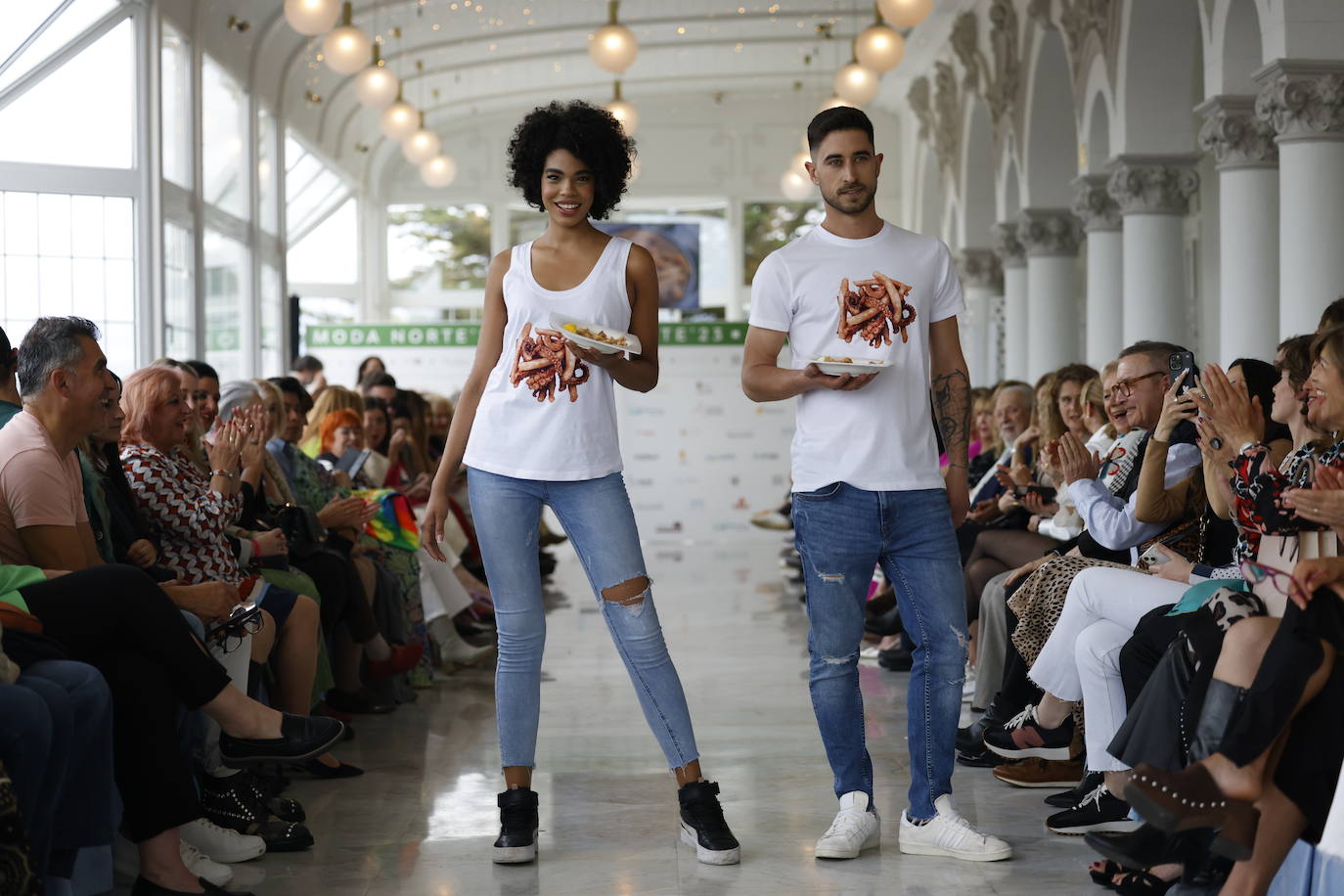 Los modelos Catalina Castaño y Lander Gómez salieron a la pasarela con la camiseta de rabas y un plato del rico producto cántabro.