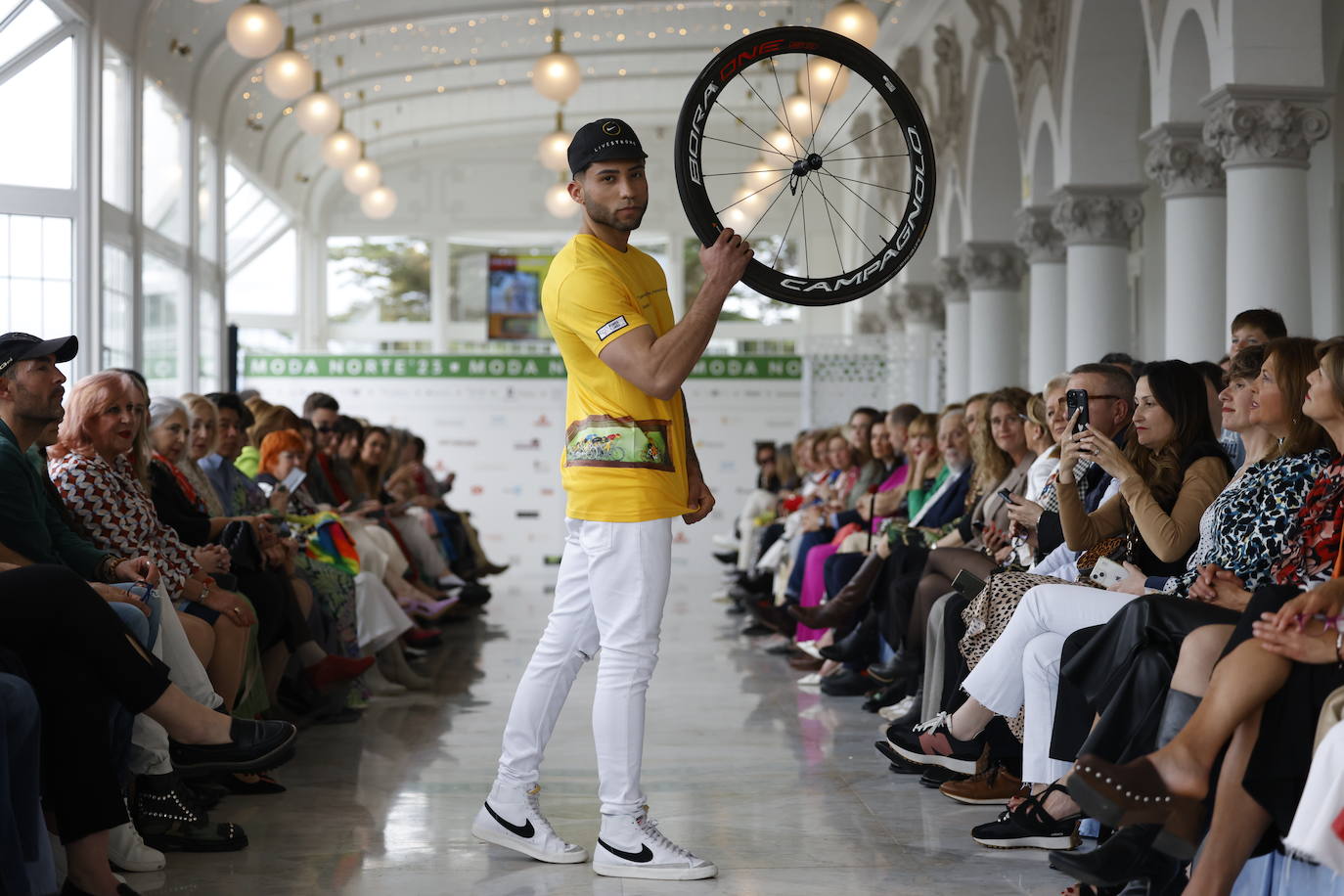 Jandavid Noriega con la camista Bicis con la que Pumba Lumba rinde un homenaje al ciclismo, especialmente al maillot amarilo de Tour de Francia.