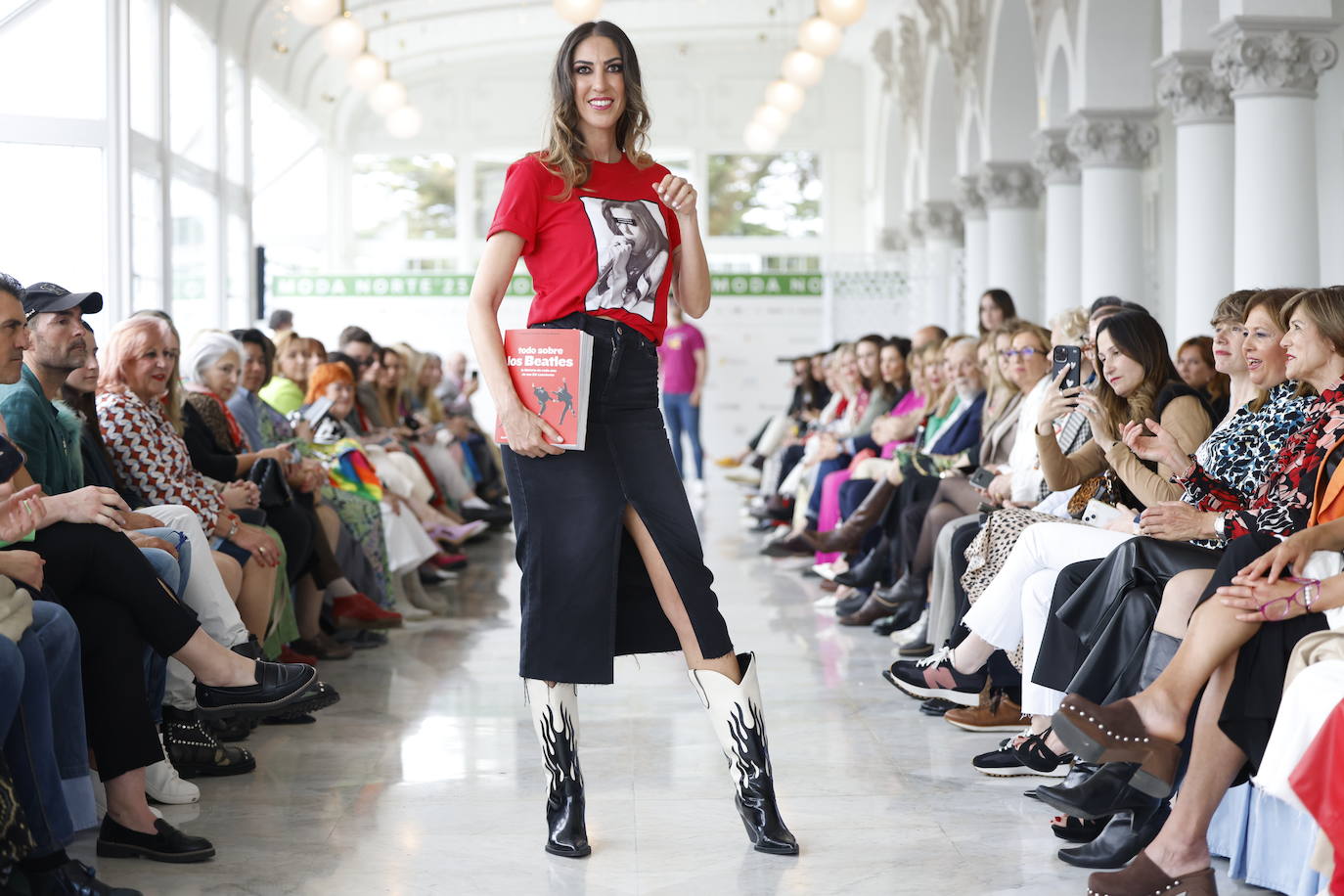 La modelo María Clara García con la camiseta Gun, confeccionada con algodón 100% orgánico, con la que Pumba Lumba rinde un homenaje a los 'Fab Four' de Liverpool concretamente al «White Album» de The Beatles. María Clara fue Miss Elegancia en la gala de Miss Cantabria de 2008.