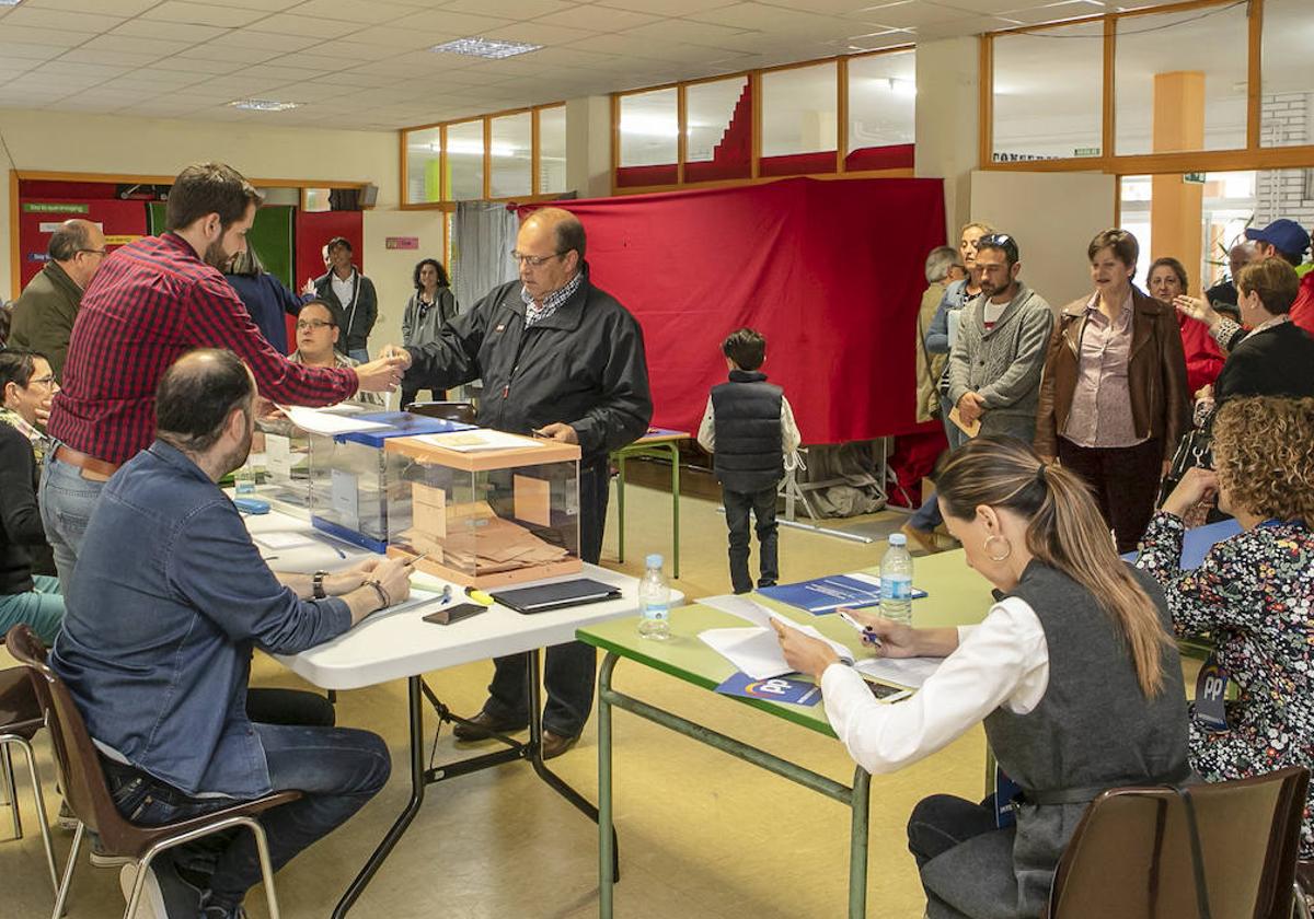 Imagen de archivo de un ciudadano votando en una mesa electoral en las elecciones de 2019.