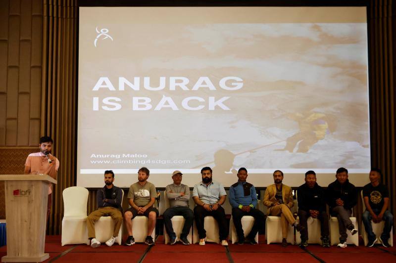 Imagen de la rueda de prensa del hermano pequeño del alpinista rescatado.