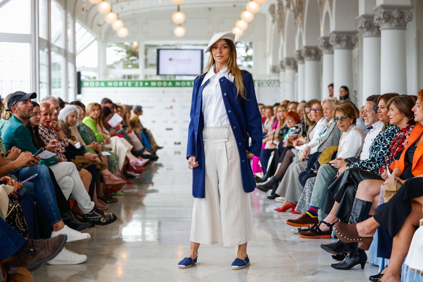 Defile de la arquitecta y diseñadora vasca Oihane Pardo, fundadora de la firma 'Amarenak', cuyos diseños artesanales inspirados en prendas tradicionales vascas combinan modernidad y tradición, ciencia y arte, patrimonio e innovación.