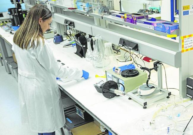 Investigadoras del proyecto Life-Indesal, en uno de los laboratorios de la Universidad de Cantabria.