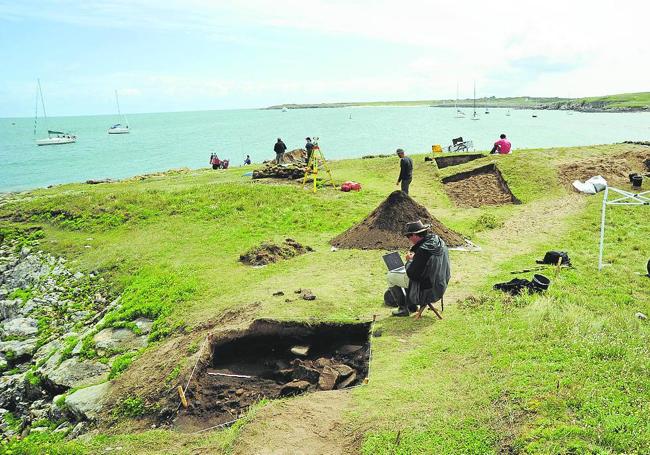 Excavaciones de los investigadores de la UC en el cementerio mesolítico de Hoedic (Francia).​