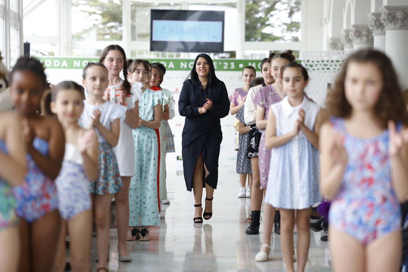 La diseñadora Katherin Barrera saluda al finalizar el desfile de la firma cántabra de moda infantil 'Evlening Kids'.