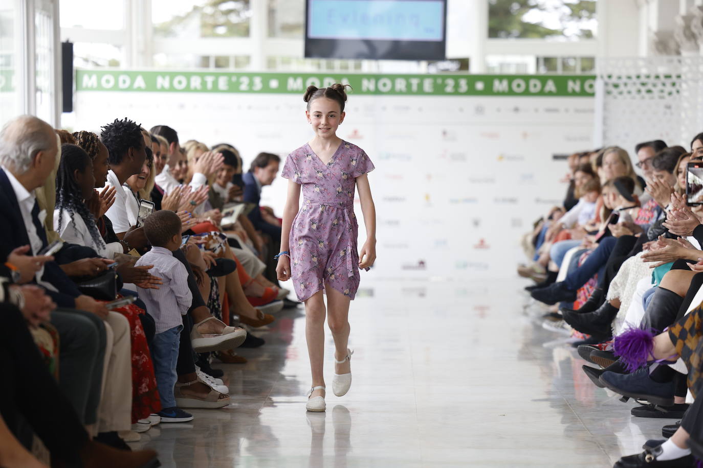 Daniela Tejada con un vestido de 'Evlening Kids', la firma de moda infantil creada por la diseñadora Katherin Barrera.