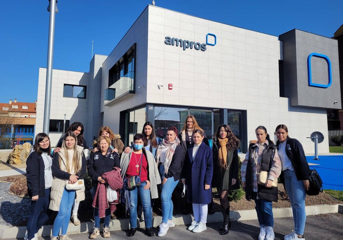 Alumnos durante su visita al centro de Ampros.