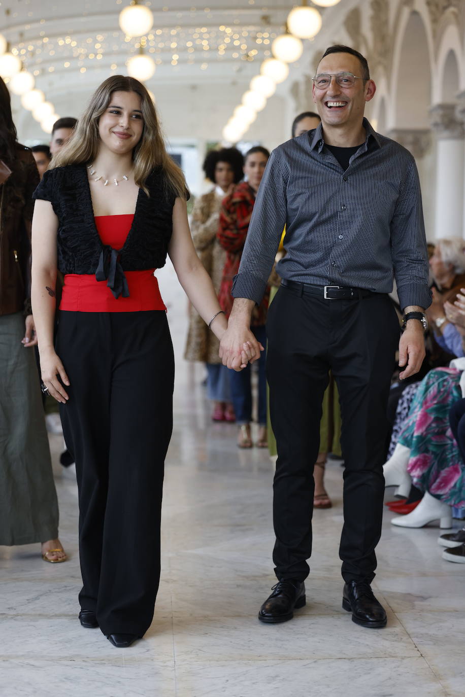 El peletero Ramón Ezquerra tras su desfile, junto a María Rubiera, una de las jóvenes promesas de su equipo. 