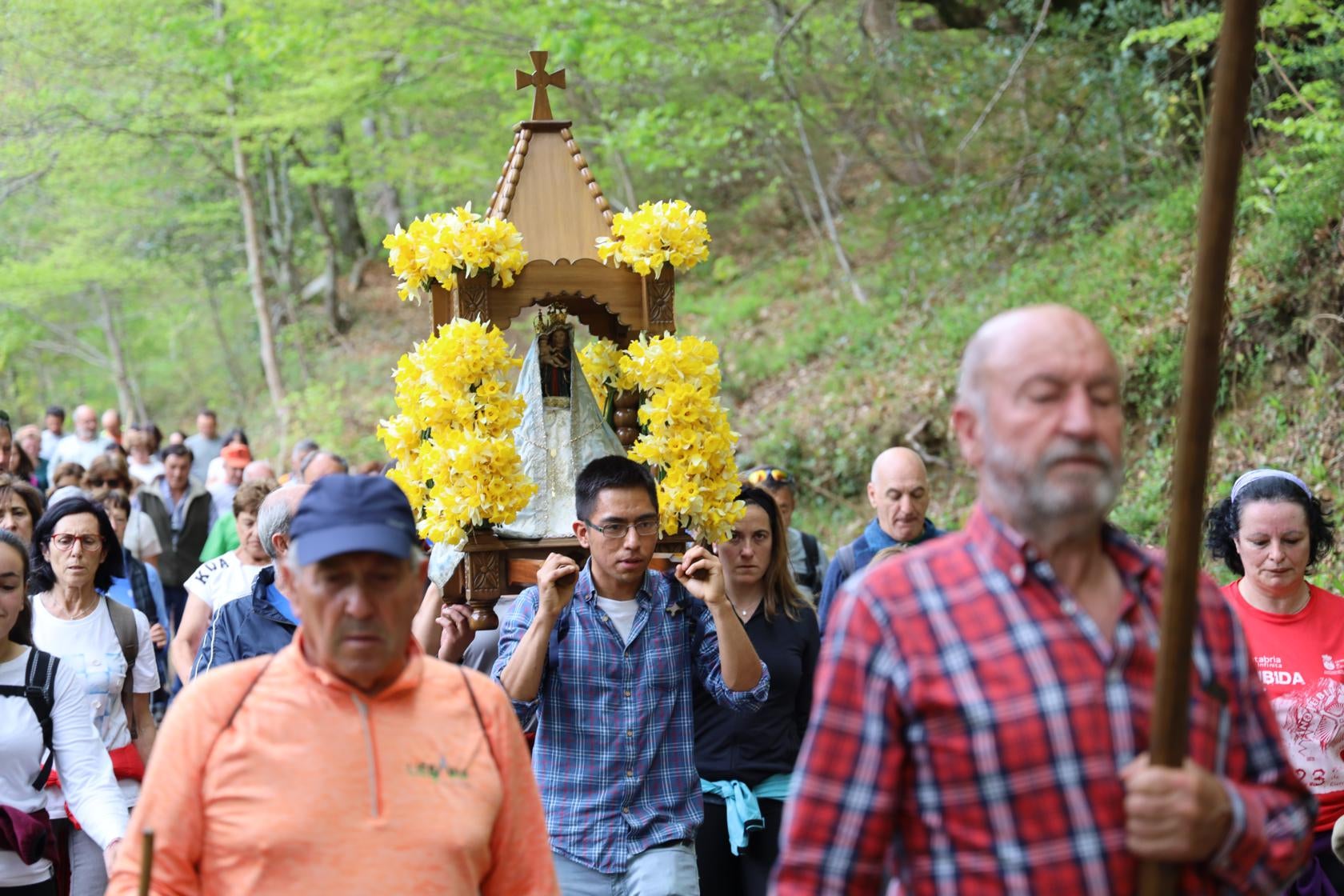 Un joven traslada en las andas a la Virgen de la Luz