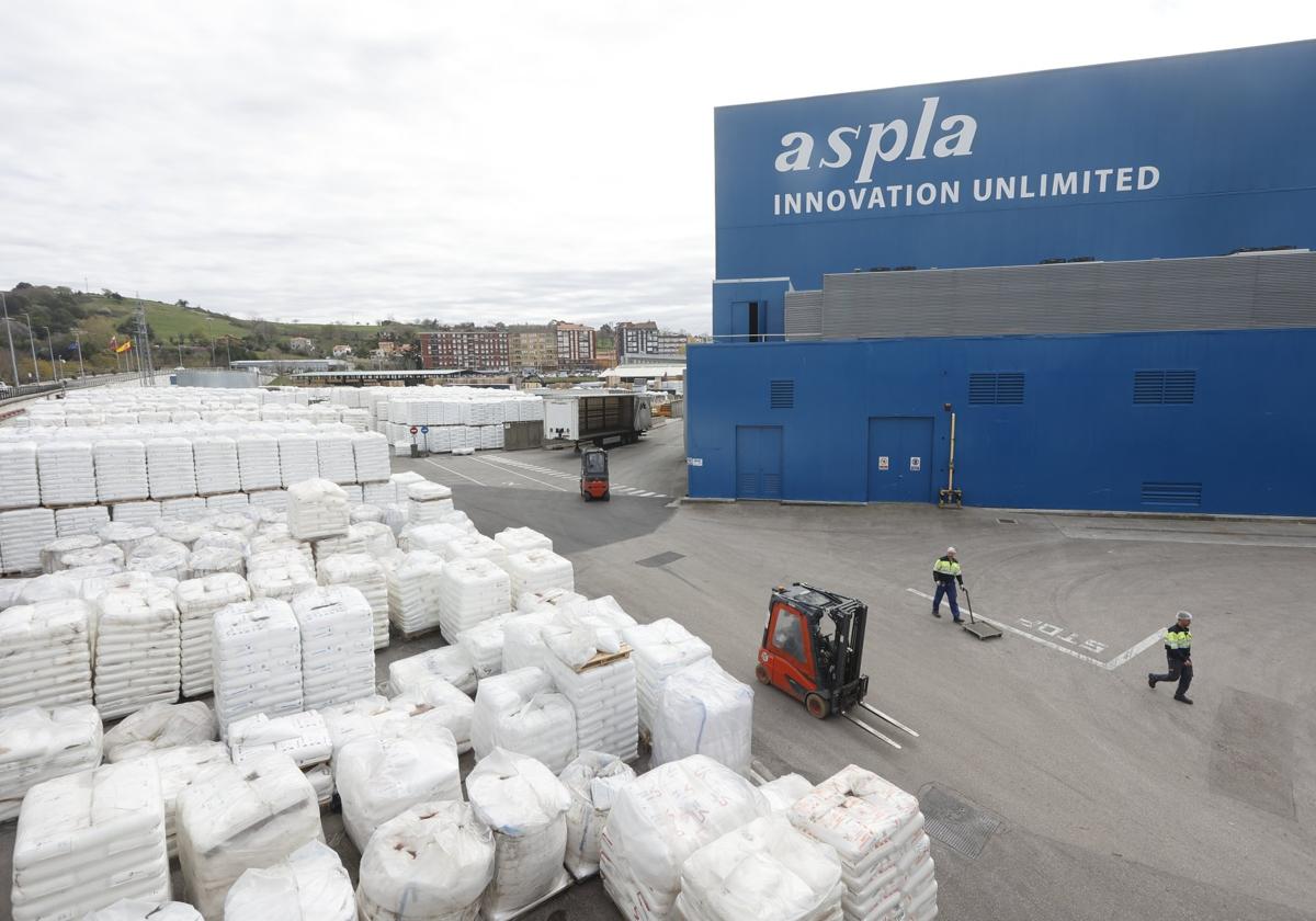 Recinto de Aspla en la localidad de Torrelavega, en marzo tras reactivar la producción.