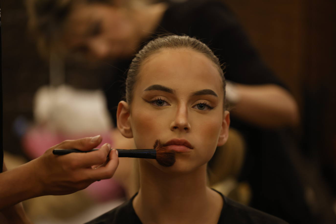 María Fernanda Pardo durante los preparativos antes de salir a la pasarela. La modelo representó a Cantabria de Miss Grand Spain en 2021.