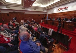 El salón de actos de la Cámara de Comercio acogió la mesa redonda 'La Sanidad en Cantabria y España'.