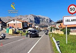 Imagen del control realizado por la Guardia Civil en la localidad cántabra.