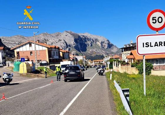 Imagen del control realizado por la Guardia Civil en la localidad cántabra.